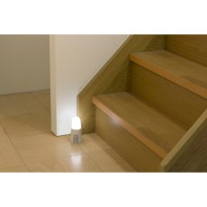 画像3: アイリスオーヤマ 乾電池式 ＬＥＤセンサーライト スタンドタイプ 昼白色／電球色 IRIS OHYAMA LED Sencor Light Battery Operated Stand Type Neutral/Incandescent (3)