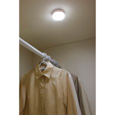画像3: アイリスオーヤマ乾電池式ＬＥＤセンサーライト マルチタイプ 昼白色／電球色 IRIS OHYAMA Sensor Light Battery Operated Multi Type Neutral/Incandescent (3)