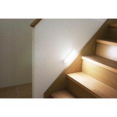 画像3: アイリスオーヤマ 乾電池式ＬＥＤセンサーライト ウォールタイプ 昼白色／電球色 IRIS OHYAMA LED Sensor Light Battery Operated Wall type Neutral/Incandescent (3)